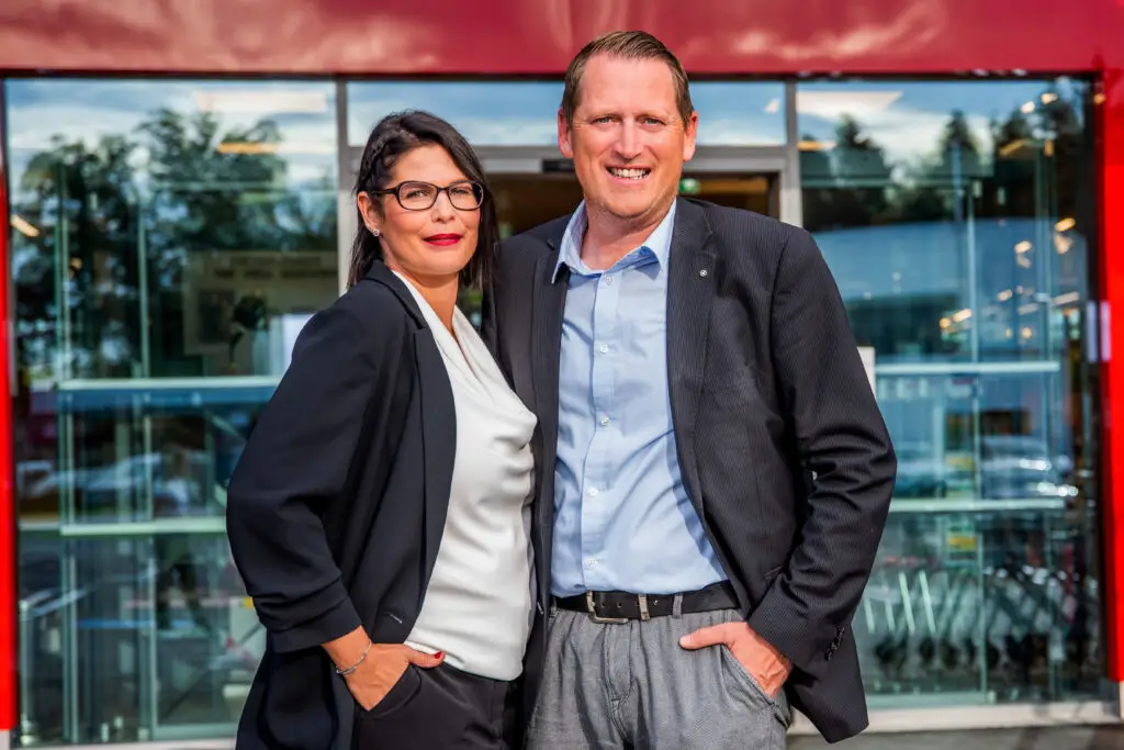 Portraitfoto von den Geschäftsführern von Spar Raind Lechner Michael Raindl und Jasmine Lechner.