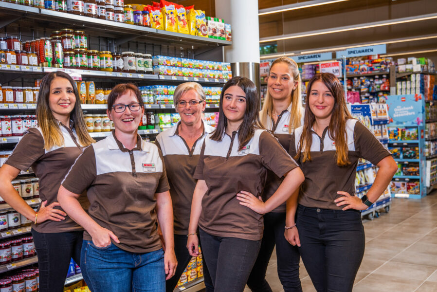 Bild von Mitarbeitern an einem Regal