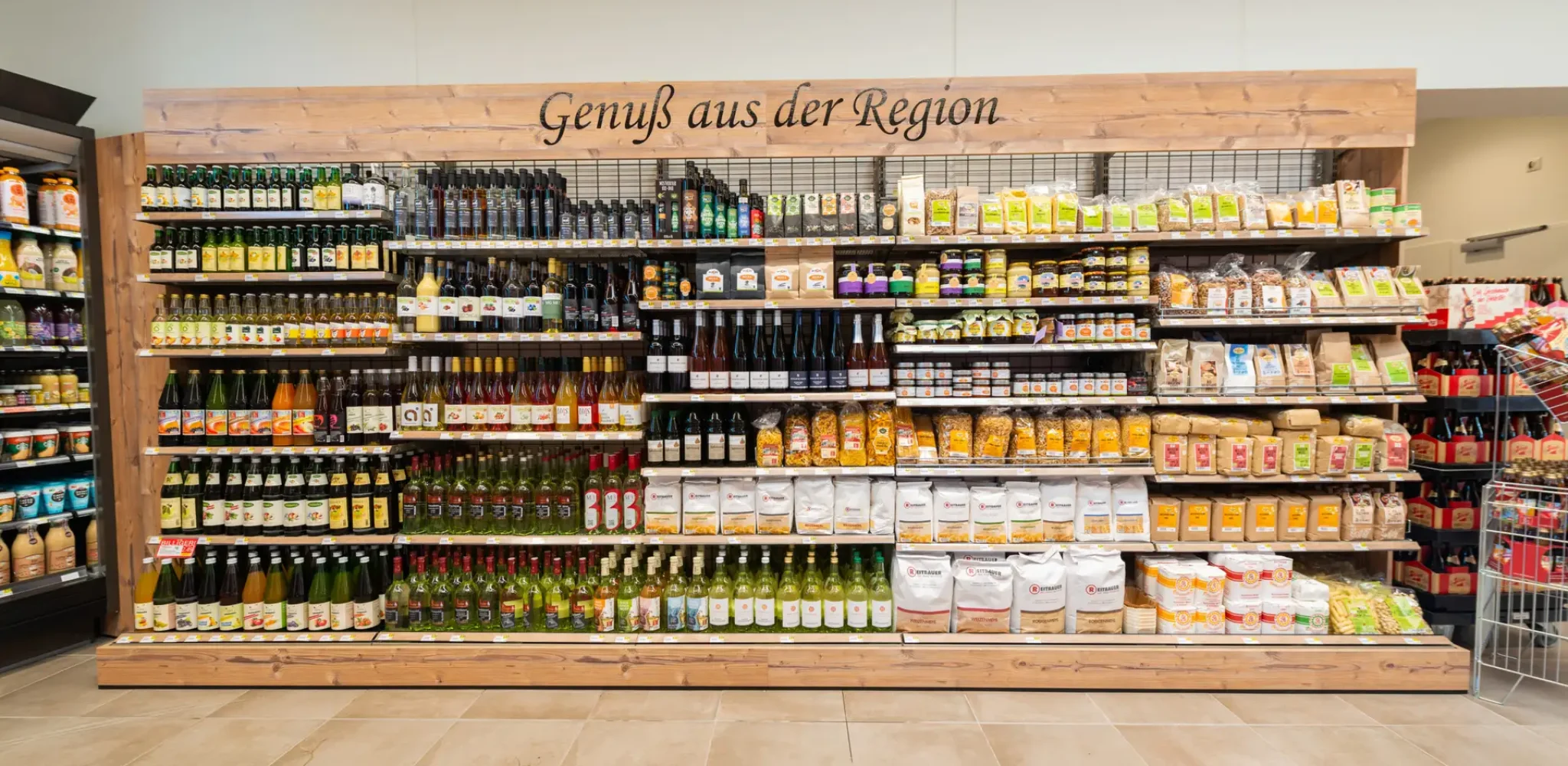Regal mit regionalen Produkten von verschiedenen Regionalen Lieferanten